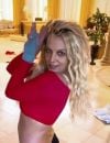         Pour accompagner son post, Britney Spears se filme en train de danser sur la chanson                Pumped Up Kicks                de Foster the people, les yeux rivés vers l'objectif de sa caméra        