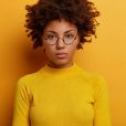 Un préjugé qui fait partie des nombreuses discriminations que subissent les femmes noires aux cheveux naturels et/ou afros, dont les coupes sont considérées comme "négligées".
