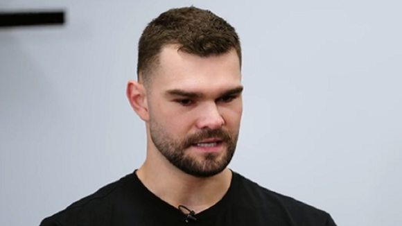 Le joueur de basket Isaac Humphries fait son coming out et sa vidéo émeut la planète