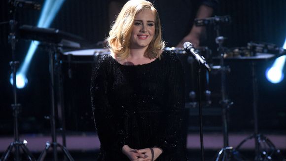 "On ne ressemble pas à ça" : Adele recadre une fan qui utilise un filtre pour une vidéo