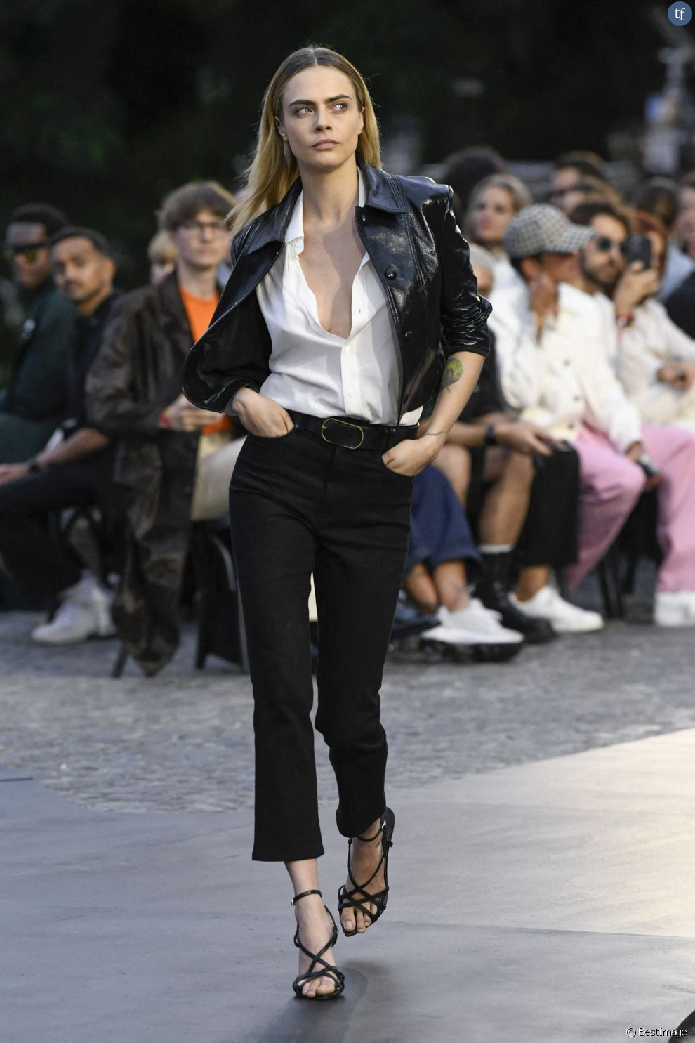  Cara Delevingne lors du défilé de mode Homme printemps-été 2023 Ami - Alexandre Mattiussi, au Sacré-Coeur à Paris, le 23 juin 2022. 
