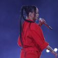  Rihanna a enflammé la piste lors de sa performance Apple Music Super Bowl Halftime Show au Super Bowl de 2023, lors de la fameuse mi-temps entrecoupant la confrontation musclée entre les Eagles de Philadelphie et les Chiefs de Kansas City.   