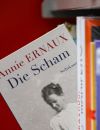  Poursuivant aujourd'hui encore une oeuvre littéraire qui se compte en décennies, Annie Ernaux a du attendre ses 82 ans pour obtenir la récompense suprême : le prix Nobel de littérature. C'était en 2022 et le sacre était pour le moins mérité.   