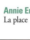 Annie Ernaux, c'est à la fois une grande voix féministe, sociologique et politique. Dans des romans comme  La place , dédié à son père, elle aborde frontalement la violence de classe, thématique qui résonne en cette période de manifs et de contestations populaires.