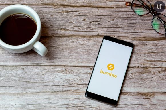 Bumble, l'application de dating qui donne le la aux femmes, s'est associée à Handsaway, association et outil de lutte contre les violences sexuelles. L'idée de cette collaboration ? Sensibiliser un large public à cette notion capitale... A travers un outil ludique.