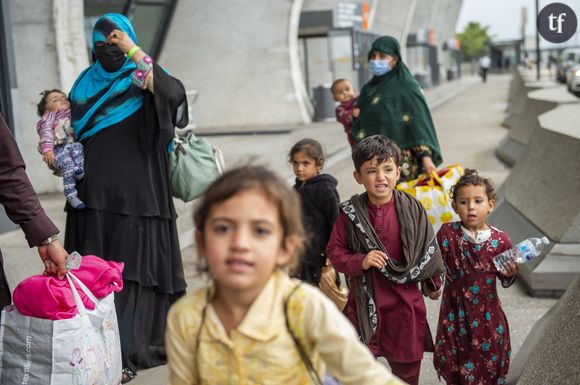 Où en est-on, 2 ans après le retour des Talibans en Afghanistan ? Droits des femmes en péril, intimidations, violences diverses... Un rapport de l'ONU fait le bilan.
Des réfugiés d'Afghanistan arrivent à l'aéroport Dulles - Washington à la suite du retour des talibans. Le 1er septembre 2021.