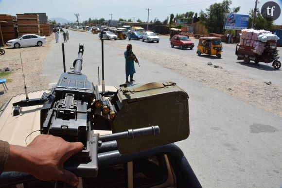 Sans oublier la liberté de déplacement, fermeture de médias féminins... On pourrait continuer longtemps.
Les talibans mettent en place des check point pour contrôler les personnes et les véhicules en Afghanistan © Imago / Panoramic / Bestimage