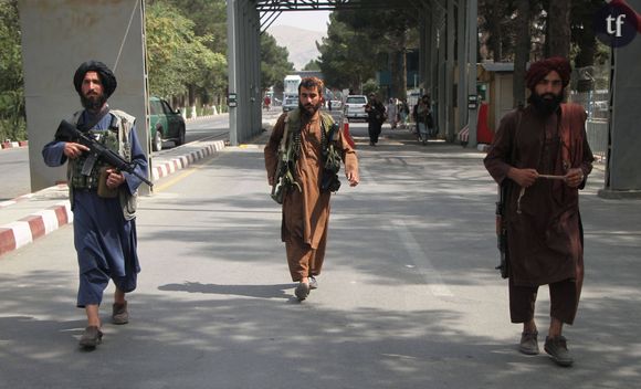 ONU Femmes détaille d'autres éléments. Par exemple ? "Nombreux" cas de dépression et de suicide, notamment chez des ados exclues des écoles et des universités, travail forcé des enfants, mariages tout aussi forcés...  
Les talibans paradent, après le retrait des soldats américain, dans l'aéroport de Kaboul, Afghanistan, le 31 août 2021. 