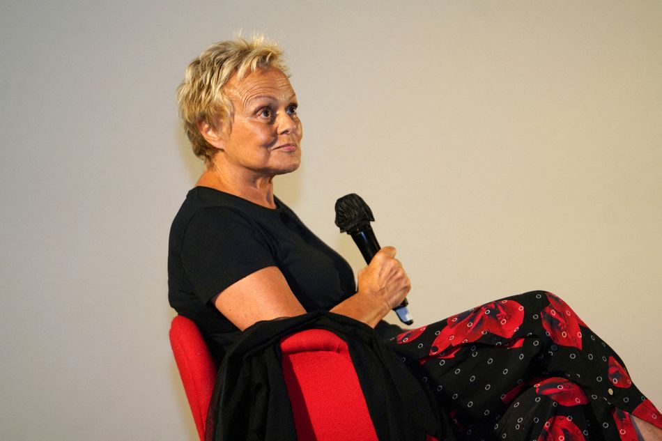 L'homosexualité dans le monde du spectacle en général, demeurerait donc un indéniable tabou. Source de non dits, de complexes, de craintes pour soi, son avenir professionnel, sa carrière. Peur et homosexualité : difficile de nier la réalité, littérale, d'une "homophobie". Assumée, elle passe forcément pour un acte militant, politique, "radical", qui peut également engendrer une forme de mise au ban, de marginalisation, de stigmatisation...
Muriel Robin assiste aux questions-réponses lors du Festival Séries Mania - Jour 5 -le 30 août 2021 à Lille.