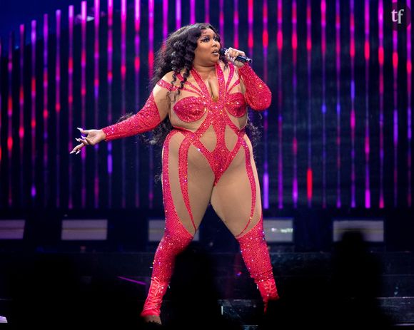 "Lors d'une discussion de groupe en ligne, un participant, parmi 30 membres issus de l'équipe de tournée, a envoyé une photo d'organes génitaux masculins".  
La chanteuse et rappeuse Lizzo en concert à Indianapolis, à l'occasion de sa tournée "Lizzo : The Special Tour". Le 18 octobre 2022 © Lora Olive / Zuma Press / Bestimage 