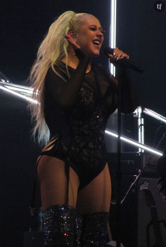 Mais un nouveau fait très générationnel vient bousculer la donne, relève EW : c'est le chorégraphe de l'émission RuPaul's Drag Race qui s'occupera en partie de ce divertissement total.
Christina Aguilera en concert au ""London O2 Arena" à Londres, le 5 août 2022. 