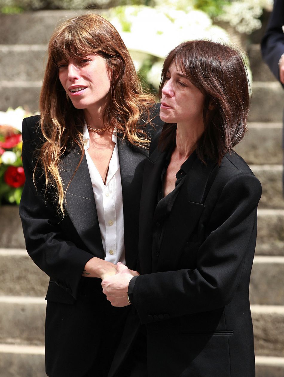 " La grande faucheuse d'un côté et la vie absolue de l'autre... "
Lou Doillon et Charlotte Gainsbourg - Sorties des obsèques de Jane Birkin en l'église Saint-Roch à Paris. Le 24 juillet 2023 © Jonathan Rebboah / Panoramic / Bestimage