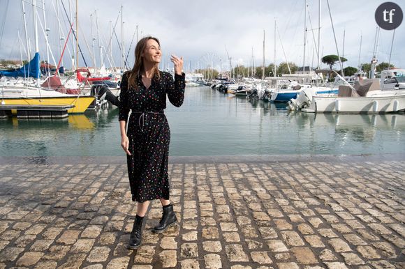 Pour Vanessa Demouy, cette répartie cinglante est également une façon de pointer du doigt un enjeu bien réel, de plus en plus mise en lumière par les personnalités féminines : le manque flagrant de sororité sur les réseaux sociaux. Un sujet plutôt touchy mais qui fait (beaucoup) parler ! 
Vanessa Demouy à La Rochelle, 2021