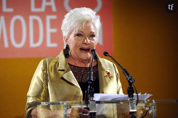 Et l'émission d'observer : "dès que les caméras s'allument, elle s'illumine. Line Renaud est dans nos vies depuis tant d'années qu'on la croirait immortelle. Pourtant, à 95 ans, elle nous écrit une dernière lettre. " Parce qu'un jour, il faut partir et simplement y être prêt. " C'est un livre en forme d'adieu..."
Légende : Line Renaud lors du Dîner de la Mode du Sidaction au Pavillon d'Armenonville à Paris, le 27 janvier 2011.