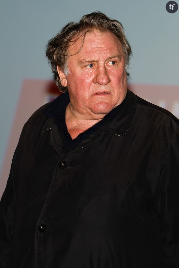 "Il lui touchait les seins entre les scènes. Pauline lui disait d'arrêter. Lui, il s'en fout comme il pétait et rotait tout le temps, ça l'amusait", affirme ainsi un comédien.  
Info - Gérard Depardieu conteste sa mise en examen pour "viols" devant la cour d'appel de Paris - Gérard Depardieu lors du Festival Premiers Plans à Angers le 28 janvier 2022 pour la présentation du film "Umani" © Laetitia Notarianni / Bestimage