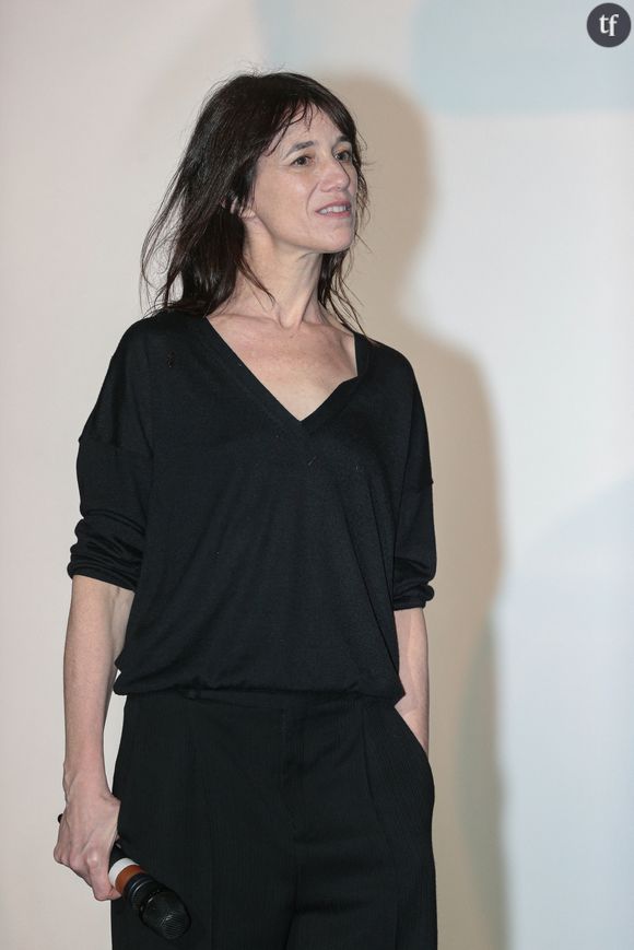 "C'est compliqué pour moi d'analyser comment le temps opère. Ma mère, mon père, Kate et moi avons formé une famille. Et je suis la seule qui reste. C'est bizarre d'être orpheline", confesse encore l'artiste dans les pages de ELLE.Charlotte Gainsbourg à la première du film "La Vie pour de vrai" à Lille, France, le 1er avril 2023. © Stéphane Vansteenkiste/Bestimage