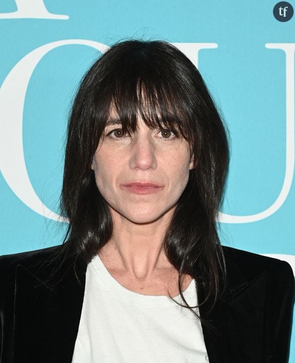 Sur le même ton, sensible et pudique, Charlotte Gainsbourg poursuit : "J'ai l'impression que je vis mieux ce chagrin qu'à la mort de mon père. Je n'avais que 19 ans à l'époque, je ne comprenais pas que les gens veuillent partager leur peine avec moi"Charlotte Gainsbourg - Avant-première du film "La Vie pour de vrai" au cinéma Pathé Wepler à Paris le 18 avril 2023. © Coadic Guirec/Bestimage