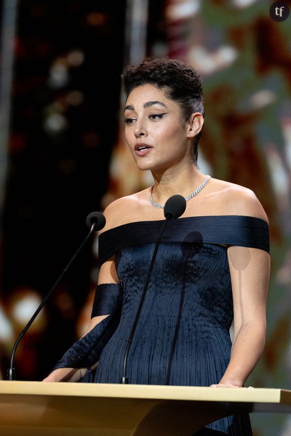 "À Paris, je voulais dire, je suis une femme, je suis féminine et je veux vivre entièrement et à n'importe quel prix", poursuit-elle. Avant de s'attarder sur ce que cet évènement a changé dans sa vie.
Golshifteh Farahani - 49ème édition de la cérémonie des César à l'Olympia à Paris le 23 février 2024 © Dominique Jacovides / Olivier Borde / Bestimage 