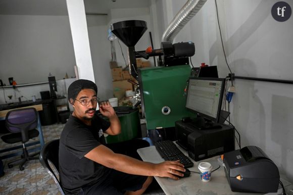 Fondateur de l'entreprise de café Café Di Preto, Raphael Brandao, 31 ans, travaille sur une machine à torréfier à Nova Iguacu, une banlieue de Rio de Janeiro