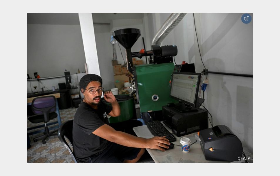Fondateur de l'entreprise de café Café Di Preto, Raphael Brandao, 31 ans, travaille sur une machine à torréfier à Nova Iguacu, une banlieue de Rio de Janeiro