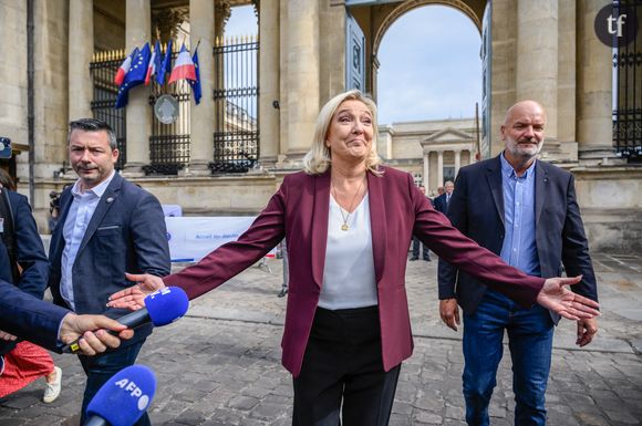 Représentée par Jordan Bardella, la liste du Rassemblement national fédère de plus en plus un public féminin. En cinq ans, le RN a remporté dix points de ce côté là : un sondage Ipsos estime à 30 % la part d'électorat féminin. 