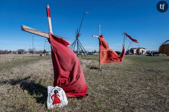 "Et si c'était votre fille ?" : au Canada, les femmes autochtones sont assassinées, mais qui s'en préoccupe au juste ?
Robes rouges à la mémoire des femmes autochtones tuées près de la décharge de Prairie Green, à Winnipeg, au Manitoba, Canada, le 27 avril 2024