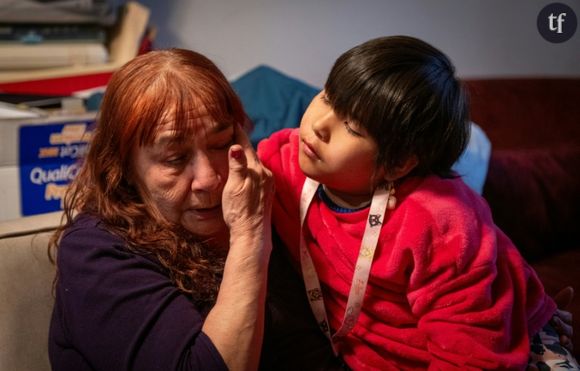 Donna Bartlett, membre de la nation Long Plains, s'occupe des enfants de sa petite-fille depuis sa disparition, à Winnipeg, le 29 avril 2024