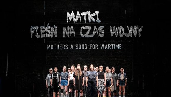 Quelles sont ces "mères" qui s'érigent au sien du nom de ce spectacle musical ? Ce sont une multitude de femmes d'origines différentes, aussi bien polonaises qu'ukrainiennes, et plus encore des victimes de violences venues témoigner de leur expérience à travers la chanson. Une intention puissante que la metteuse en scène polonaise Marta Górnicka concrétise à travers le chant de vingt-et une interprètes, excusez du peu dans "Mothers".
