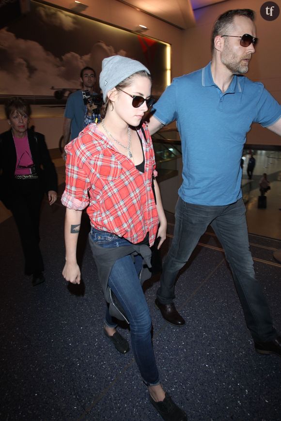 Kristen Stewart prend un avion seule à LAX.