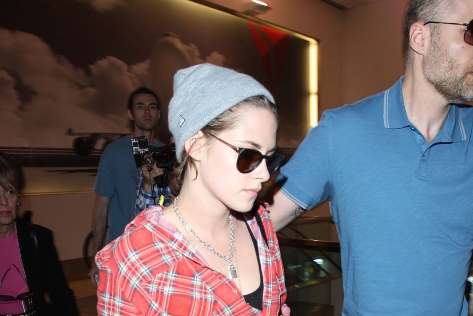 Kristen Stewart prend un avion seule à LAX.