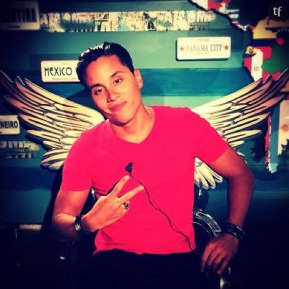 Jon Ali posant lors du tournage des Anges 7