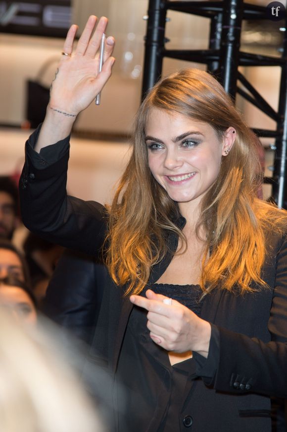 Cara Delevingne aux Galeries Lafayette pour l'événement Yves Saint Laurent Beauté à Paris, le 10 mars 2015. 