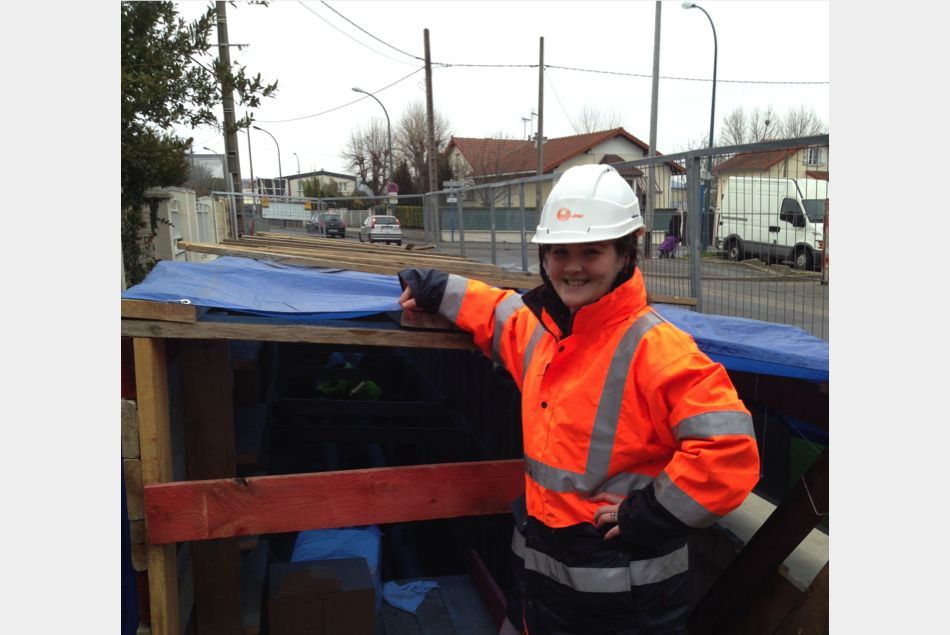 Alix Foissey, chargée de sécurité sur un chantier à Sartrouville. Elle fait partie des 11% de femmes à travailler dans le secteur du bâtiment.