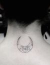 Idée de tatouage sur la nuque : une lune graphique