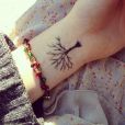 Idée de tatouage sur le poignet : un arbre
