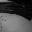 Idée de tatouage sur le haut de la cuisse : une constellation