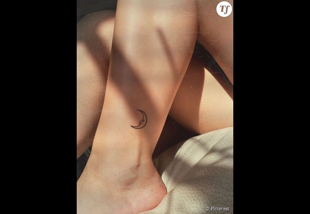 Idée de tatouage sur la cheville : une lune avec un visage