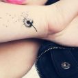 Idée de tatouage sur le poignet : un pissenlit