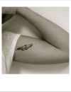 Un tatouage à l'intérieur du bras : une plume