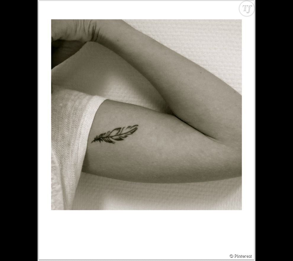 Un tatouage à l&#039;intérieur du bras : une plume