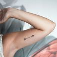 Un tatouage à l'intérieur du bras : une flèche