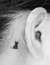 Un tatouage derrière l'oreille : un chat