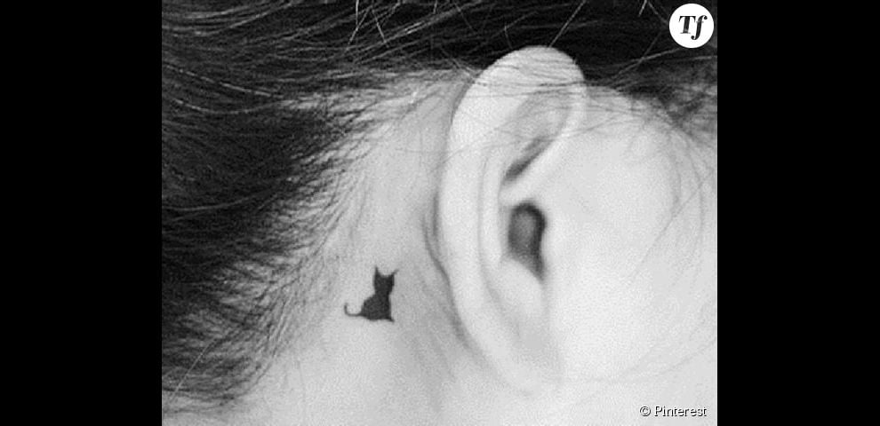 Un tatouage derrière l&#039;oreille : un chat