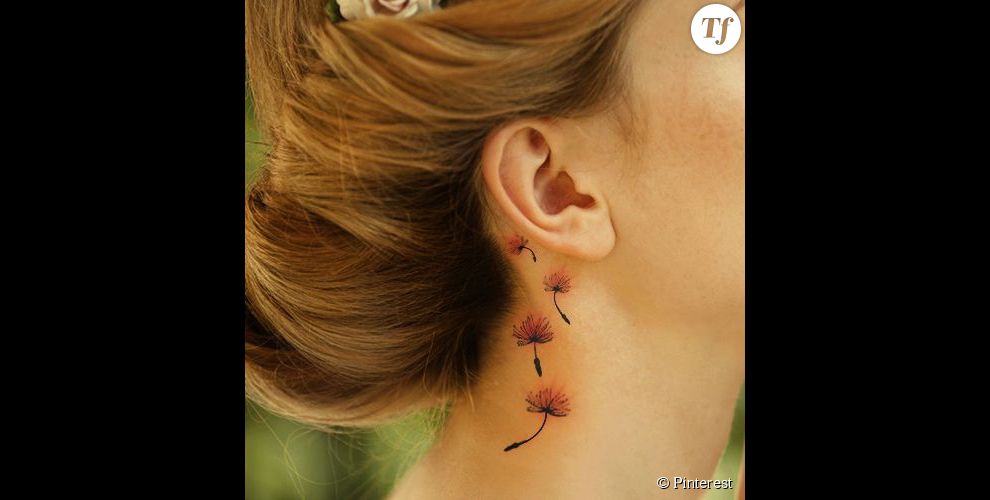 Un tatouage derrière l&#039;oreille : des fleurs des champs