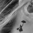 Un tatouage derrière l'oreille : Mary Poppins