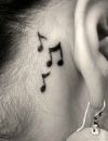 Un tatouage derrière l'oreille : des notes de musique