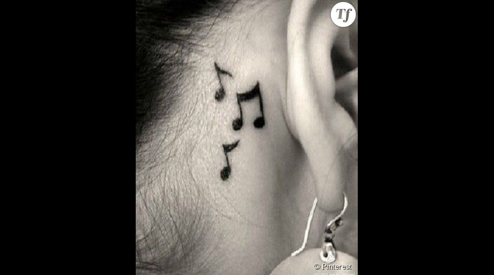 Un tatouage derrière l&#039;oreille : des notes de musique