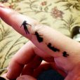 Idée de tatouage sur les doigts : Peter Pan et les enfants perdus