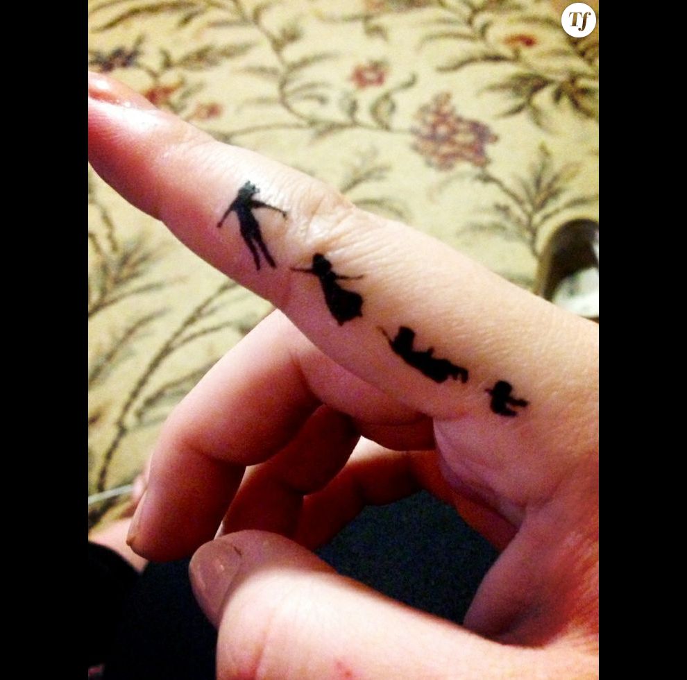 Idée de tatouage sur les doigts : Peter Pan et les enfants perdus