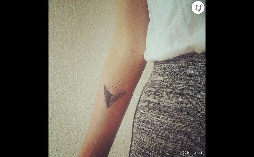 Idée de tatouage à l&#039;intérieur du bras : un triangle graphique